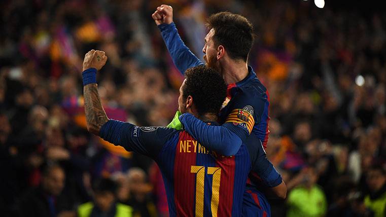 Leo Messi celebrates beside Neymar Júnior the traced back in front of the PSG