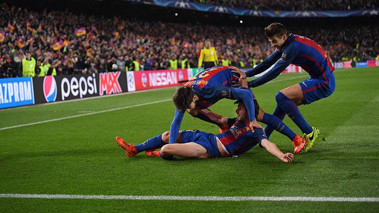 Los jugadores del Barça celebran el gol de Sergi Roberto