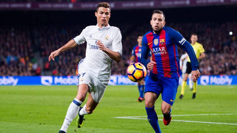 Cristiano Ronaldo y Jordi Alba, luchando por un balón en el Camp Nou