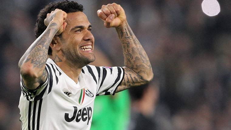 Dani Alves, celebrating the pass of the Juventus to chambers of Champions