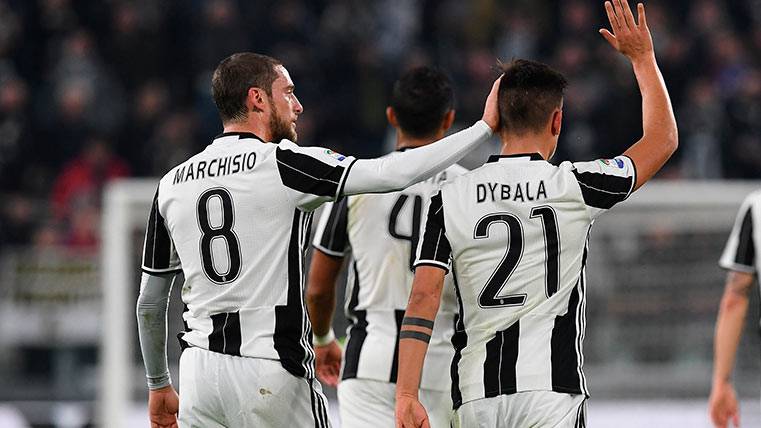 Claudio Marchisio, junto a Paulo Dybala celebran un gol este curso con la Juventus