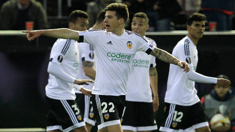 Santi Mina, celebrando un gol marcado con el Valencia CF