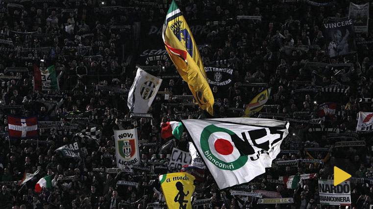 The fans of the Juventus of Turín, encouraging in the Juventus Stadium