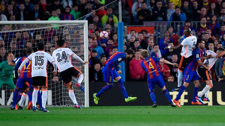 Eliaquim Mangala, marcando el primero del Valencia en el Camp Nou