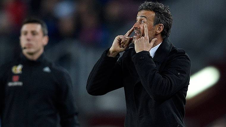 Luis Enrique Martínez hace unas indicaciones a los jugadores del FC Barcelona frente al Valencia