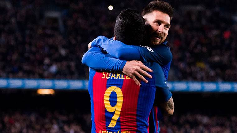 Leo Messi celebrates beside Luis Suárez a goal in front of Valencia