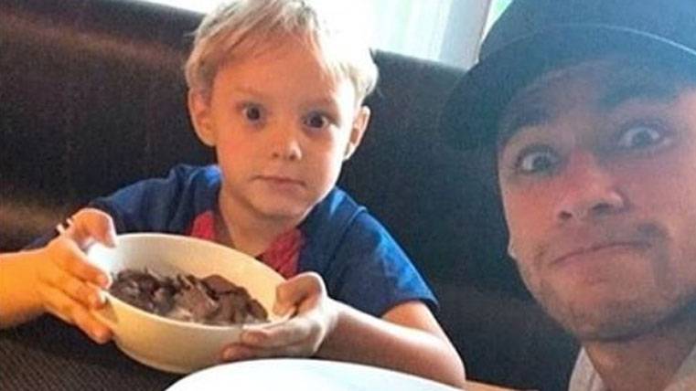 Neymar Jr y Davi Lucca, desayunando en una imagen de Instagram