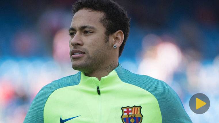 Neymar Jr, sonriente durante un calentamiento del FC Barcelona