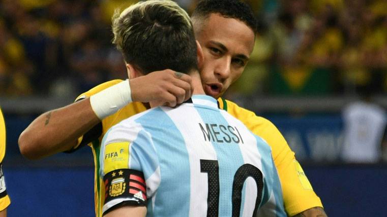 Leo Messi y Neymar Jr, saludándose durante un Brasil-Argentina