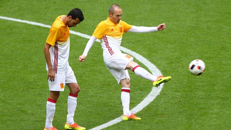 Andrés Iniesta and Sergio Busquets, during a warming with Spain