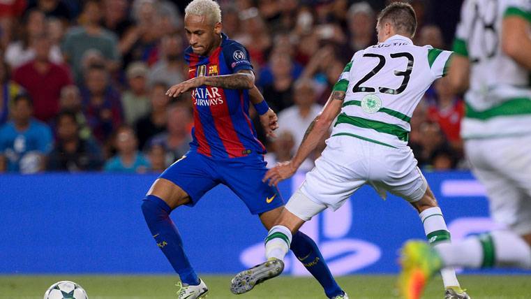 Neymar Jr, regateando a un defensor del Celtic Glasgow, Lustig