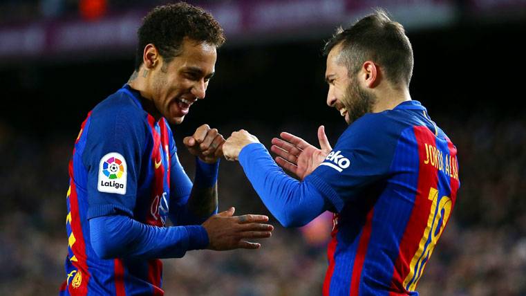Jordi Alba, celebrando un gol del Barça con Neymar Jr