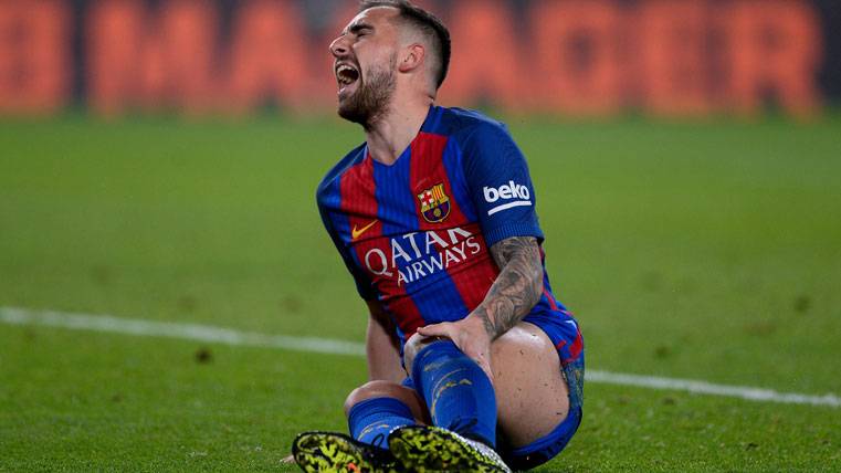 Paco Alcácer, quejándose tras recibir una falta con el FC Barcelona