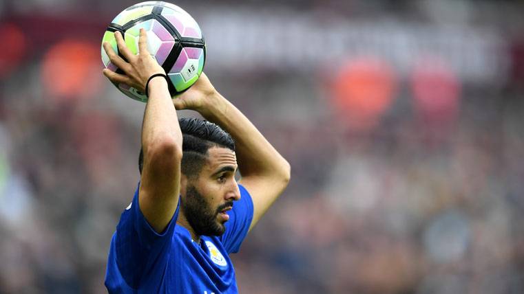 Riyad Mahrez, sacando de banda con el Leicester City