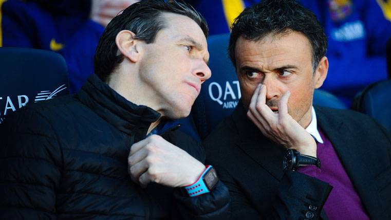 Juan Carlos Unzué, chatting with Luis Enrique in the bench of the Barça