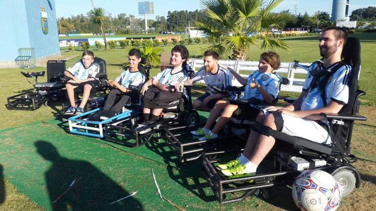 Leo Messi, beside the boys of the Foundation PowerChair Football Argentinian