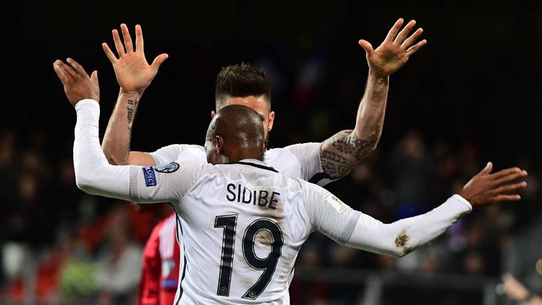 Sidibé, celebrando uno de los últimos goles de Giroud con Francia