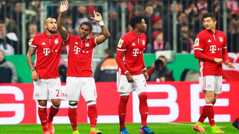 Douglas Costa, celebrando un gol con el Bayern Múnich