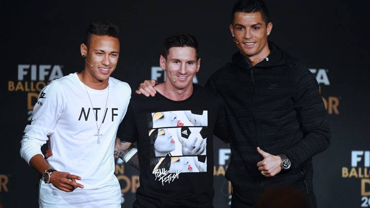 Neymar Jr, fotografiándose con Messi y Cristiano en el Balón de Oro 2015