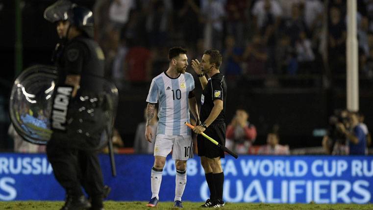 Leo Messi, protesting to one of the referees of the Argentina-Chile