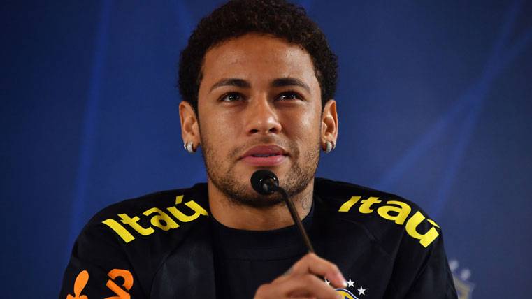 Neymar Jr, compareciendo en rueda de prensa con Brasil