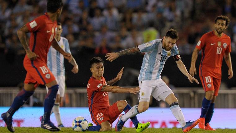 Leo Messi, rodeado de jugadores de Chile en una imagen de la semana pasada