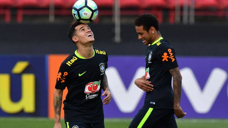 Neymar Jr, bromeando con Coutinho en un entrenamiento de Brasil
