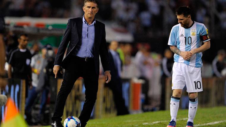Edgardo Bauza, junto a Leo Messi durante un partido de Argentina
