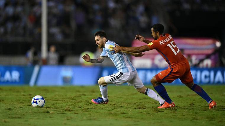 Leo Messi, marchándose de Beausejour en el Argentina-Chile