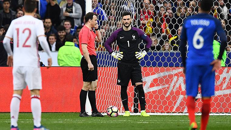 The referee is informed of the legal goal of Spain in front of France
