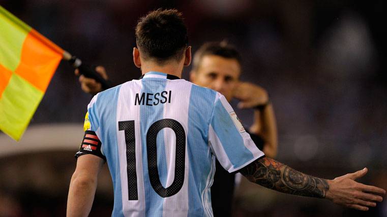 Leo Messi, protestando al árbitro asistente durante el Argentina-Chile