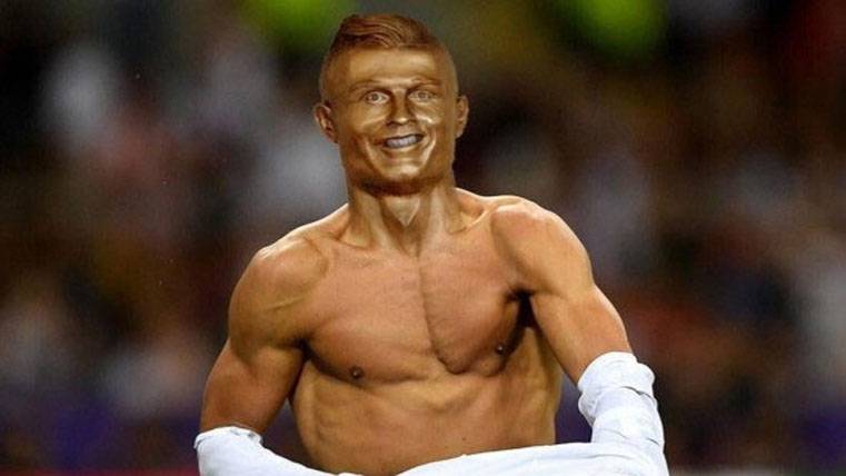The users laugh  in the social networks of the bust to Cristiano Ronaldo