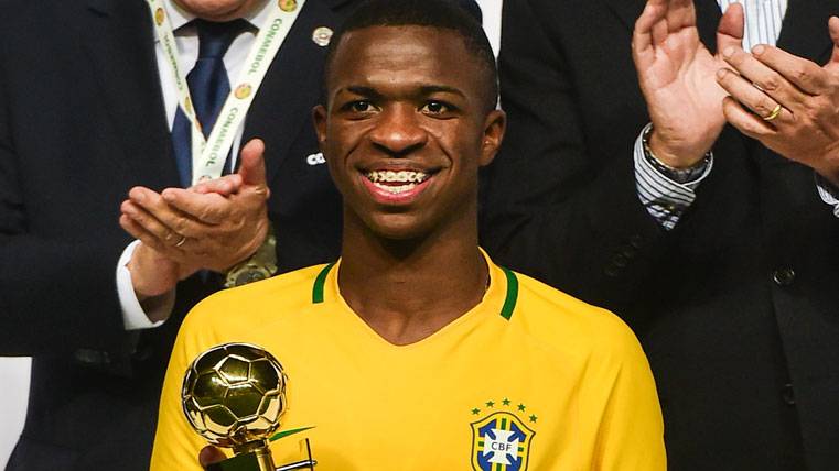 Vinicius, después de recibir el trofeo a Mejor Jugador del Sudamericano Sub-17