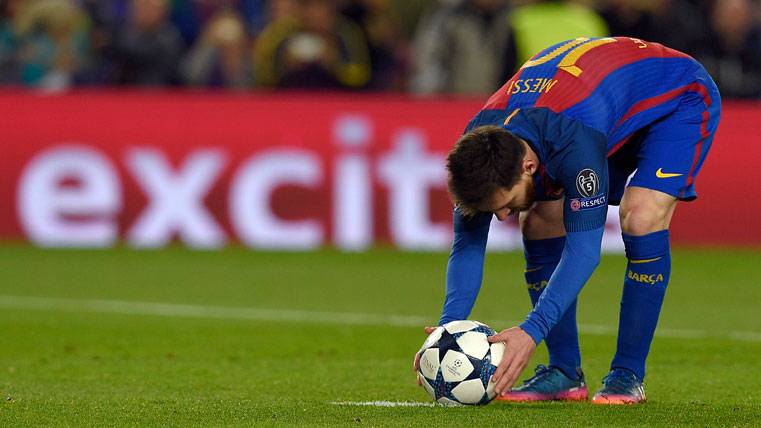 Leo Messi, plantando el balón en el punto de penalti