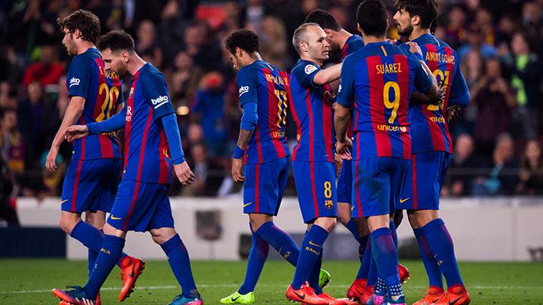 Los jugadores del FC Barcelona celebran uno de sus goles al Valencia