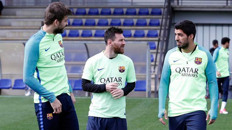 Gerard Piqué, Leo Messi y Luis Suárez, en el entrenamiento del Barça este viernes