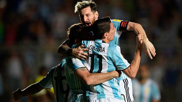 Leo Messi celebra junto a Di Maria una victoria de Argentina