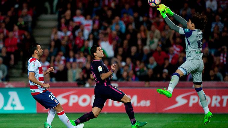 Luis Suárez struggles in a played during the Granada-Barça