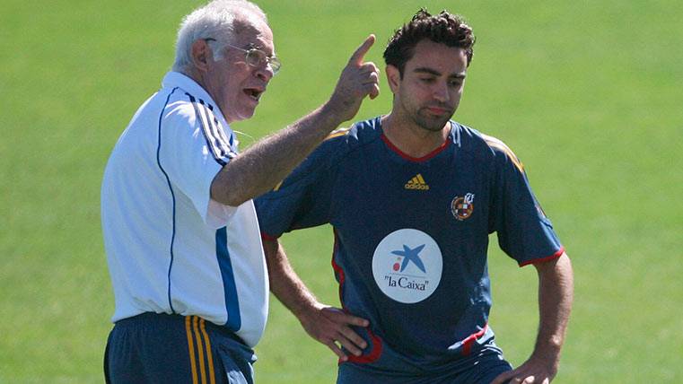 Xavi Hernández beside Luis Aragonese, one of the trainers that more have marked him