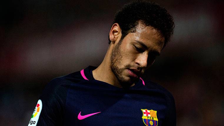 Neymar Júnior, again with problems in his boots