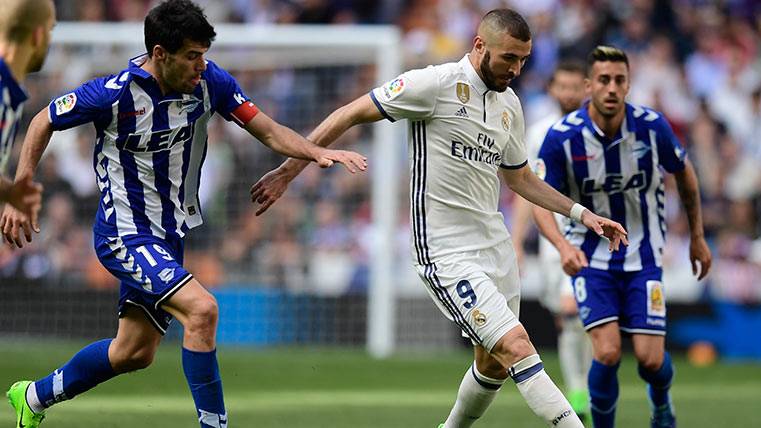 El gol de Karim Benzema con el Real Madrid al Alavés fue en fuera de juego