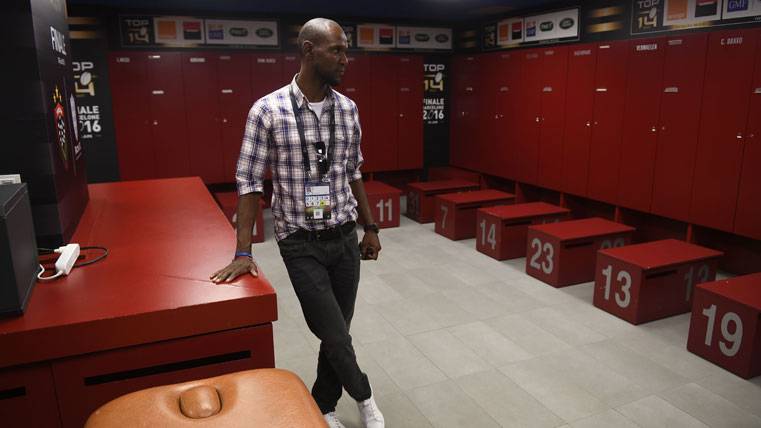 Éric Abidal, in the changing room of the FC Barcelona in an image of archive