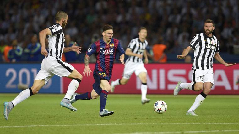 Leo Messi, contra varios defensores de la Juventus en la final de Berlín