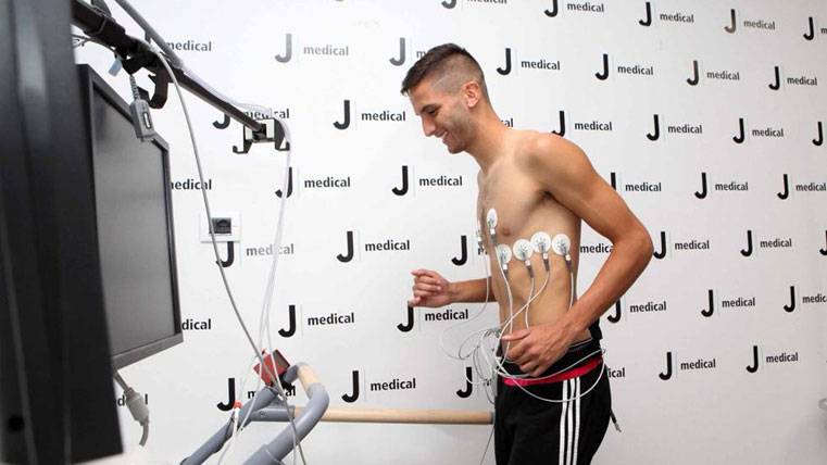 Rodrigo Betancur, durante la revisión médica con la Juventus