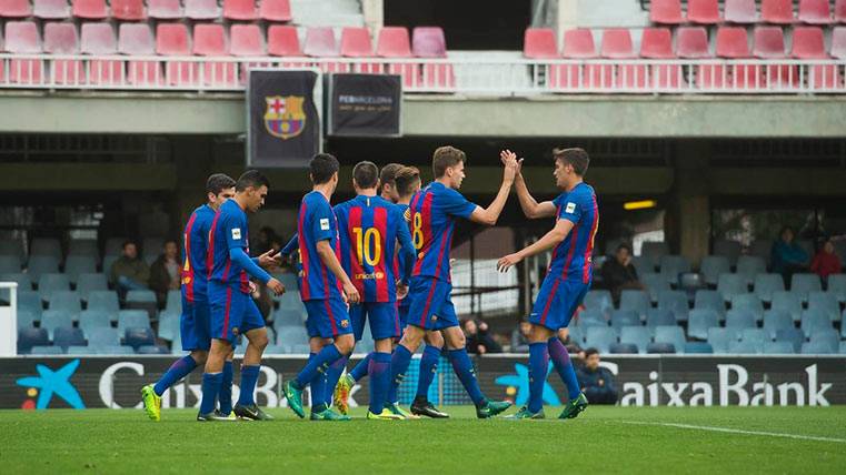 The players of the Barça B celebrate the victory in front of the Eldense