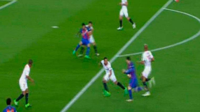 El claro penalti de Nico Pareja sobre Luis Suárez en el Barça-Sevilla