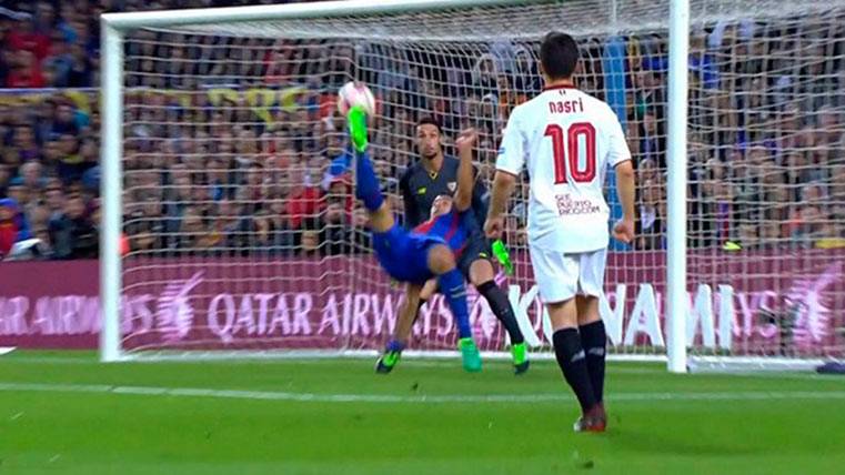 Luis Suárez anotando el gol de chilena en el Barça-Sevilla