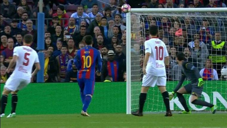 Leo Messi, avisando al Sevilla con un disparo al larguero