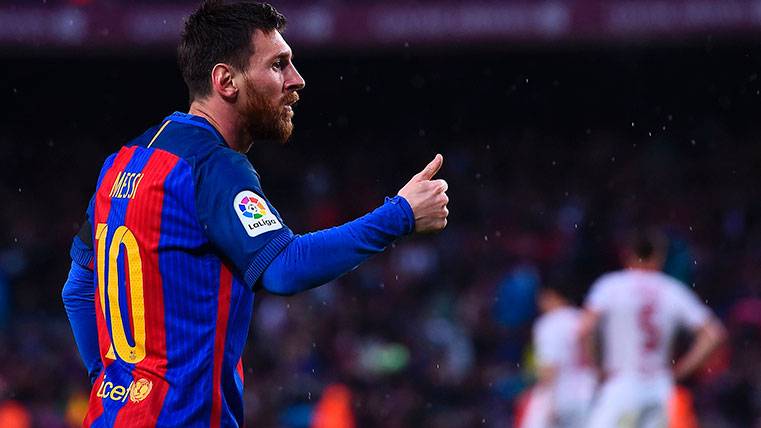 Leo Messi celebra su primer gol ante el Sevilla FC