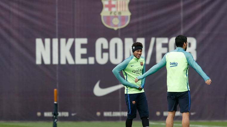 Neymar Jr y Luis Suárez, bromeando durante el entrenamiento